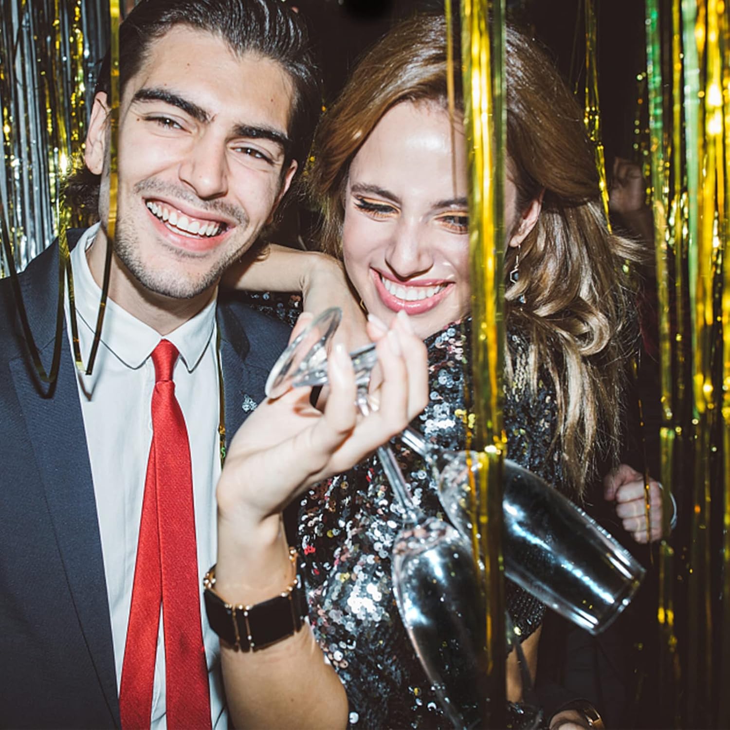 K.E.J. cortina dorada con iluminación para fondo.