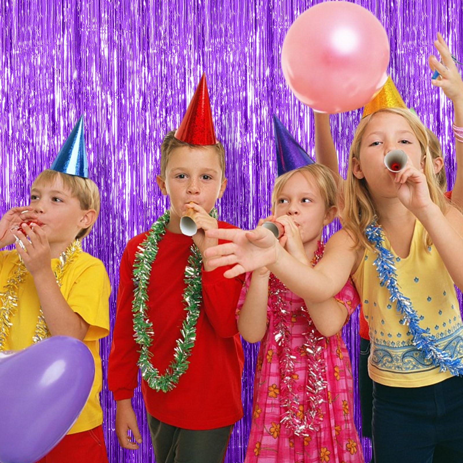 Detalle de flecos metalizados morados para fondo de sesión.