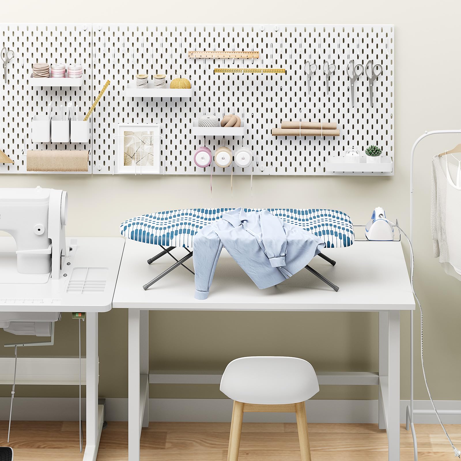 KINGBOARD superficie 30x12 azul ofrece área de planchado en escritorio.