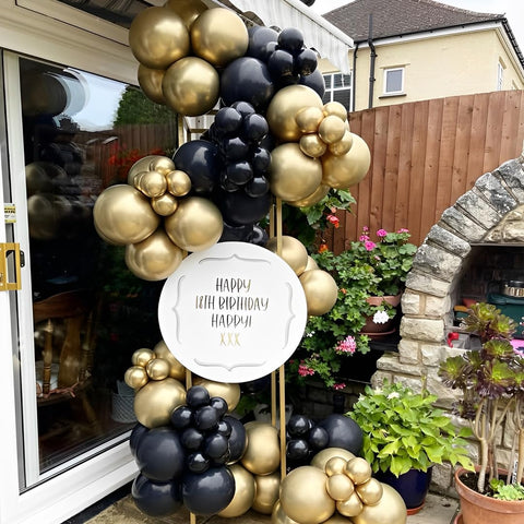 Arco de globos Lesgln en negro y dorado para eventos.