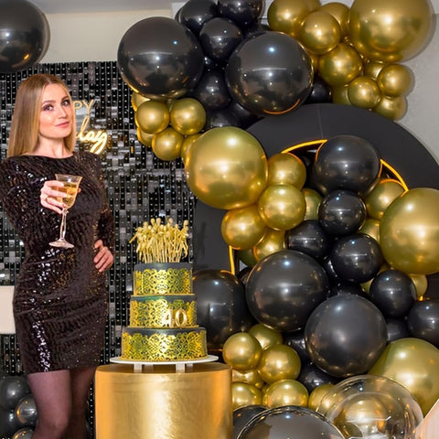 Centro de mesa con globos Lesgln negros y dorados.