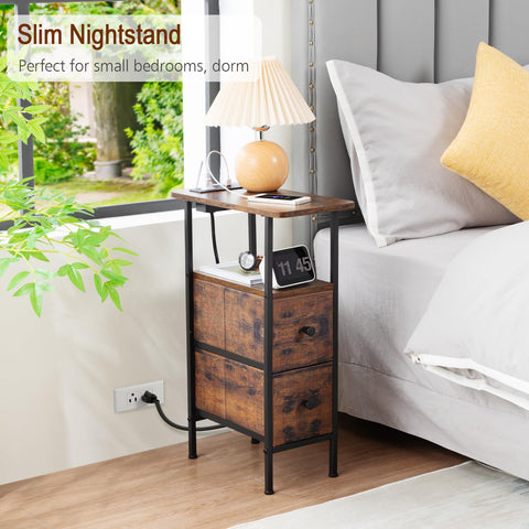 Mesa lateral compacta LOAKEKEL de madera rústica para una sala ordenada.