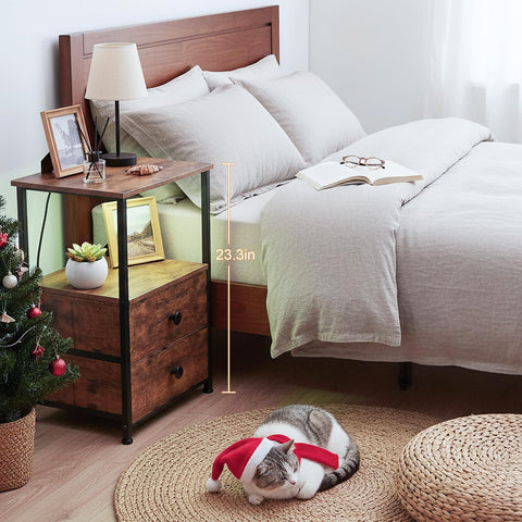 Dos cajones de tela en la mesita LOAKEKEL para objetos personales