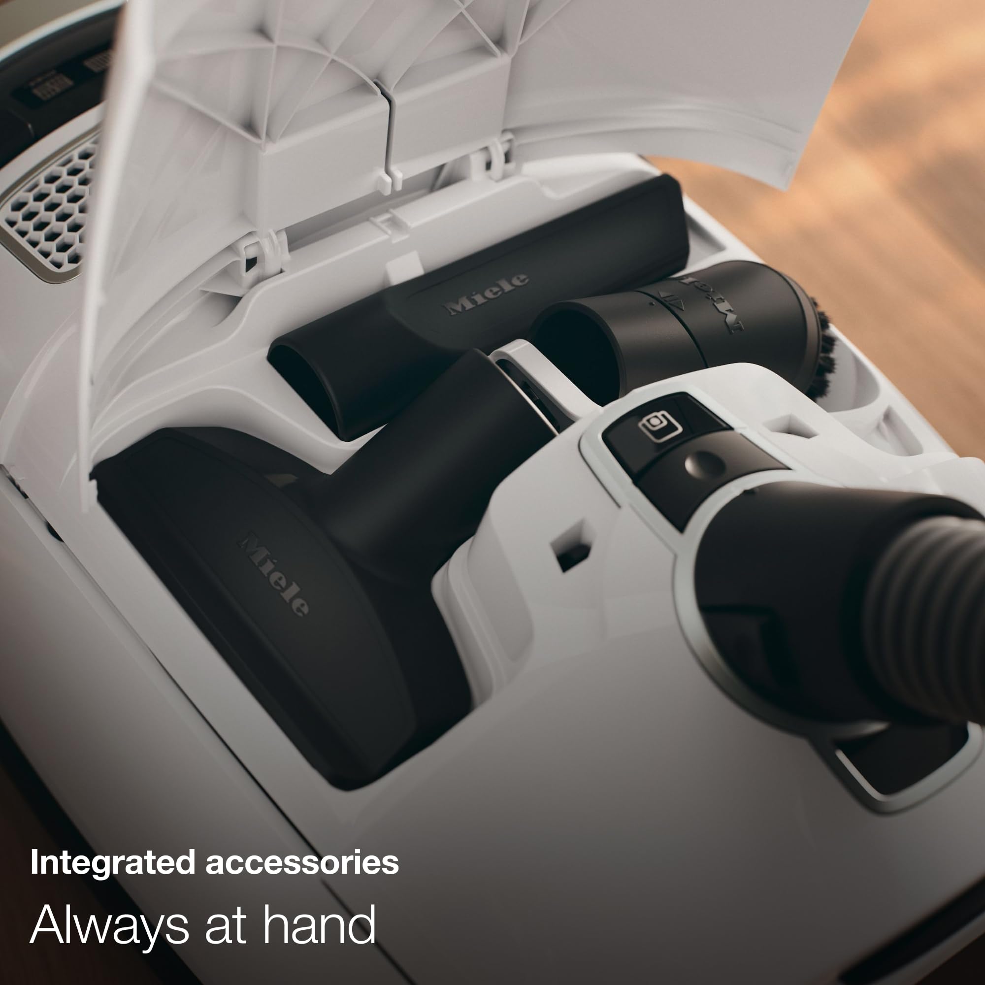 Aspiradora Miele Complete C3 Marin con boquilla para rincones y huecos.