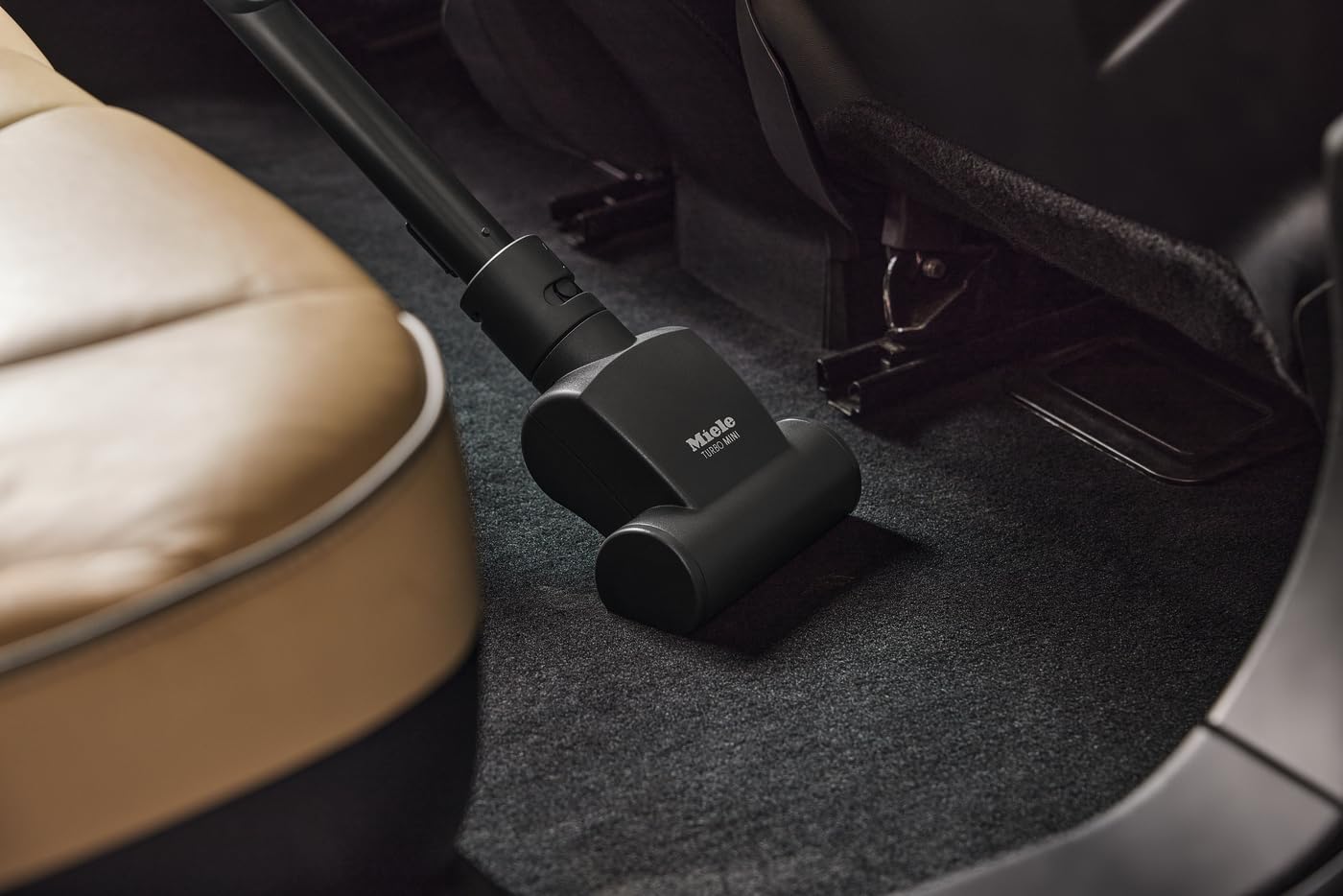 Miele STB 101 mini turbobrush diseño compacto facilita limpieza en rincones.