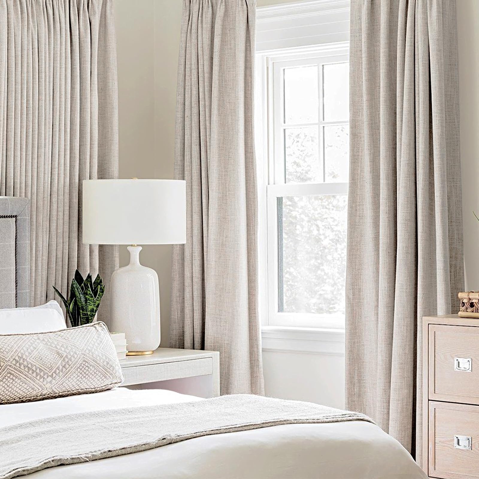 Cortinas MIULEE con ojales de 8 anillos para instalación rápida.