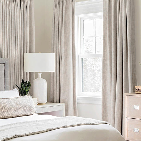 Cortinas MIULEE con ojales de 8 anillos para instalación rápida.