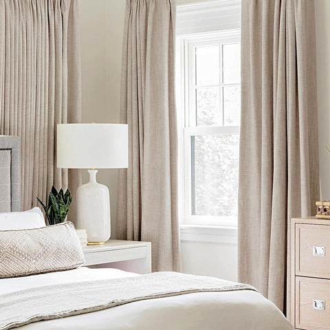 Detalle de la textura de tela de las cortinas MIULEE en beige.