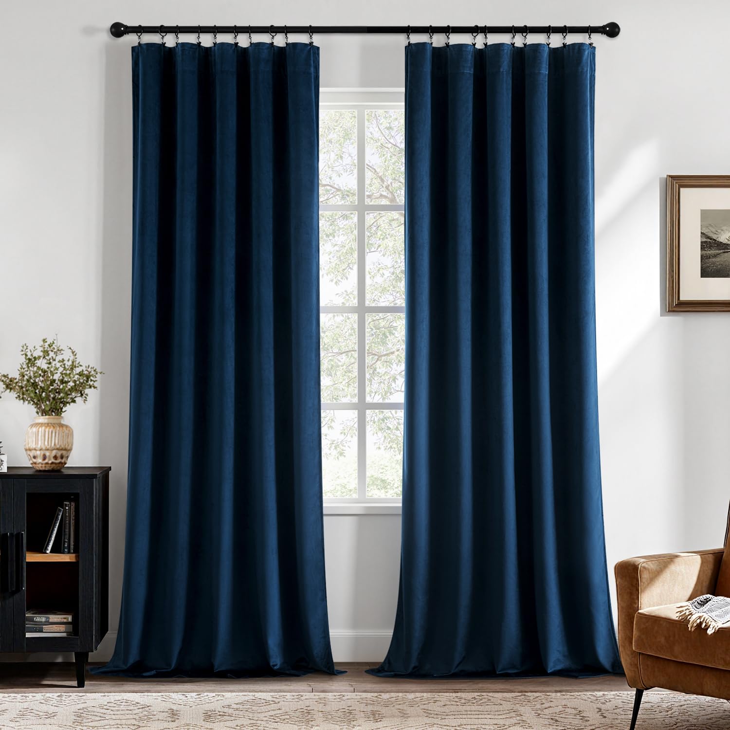 Cortinas MIULEE azul marino, tacto sedoso, crean un ambiente cálido.