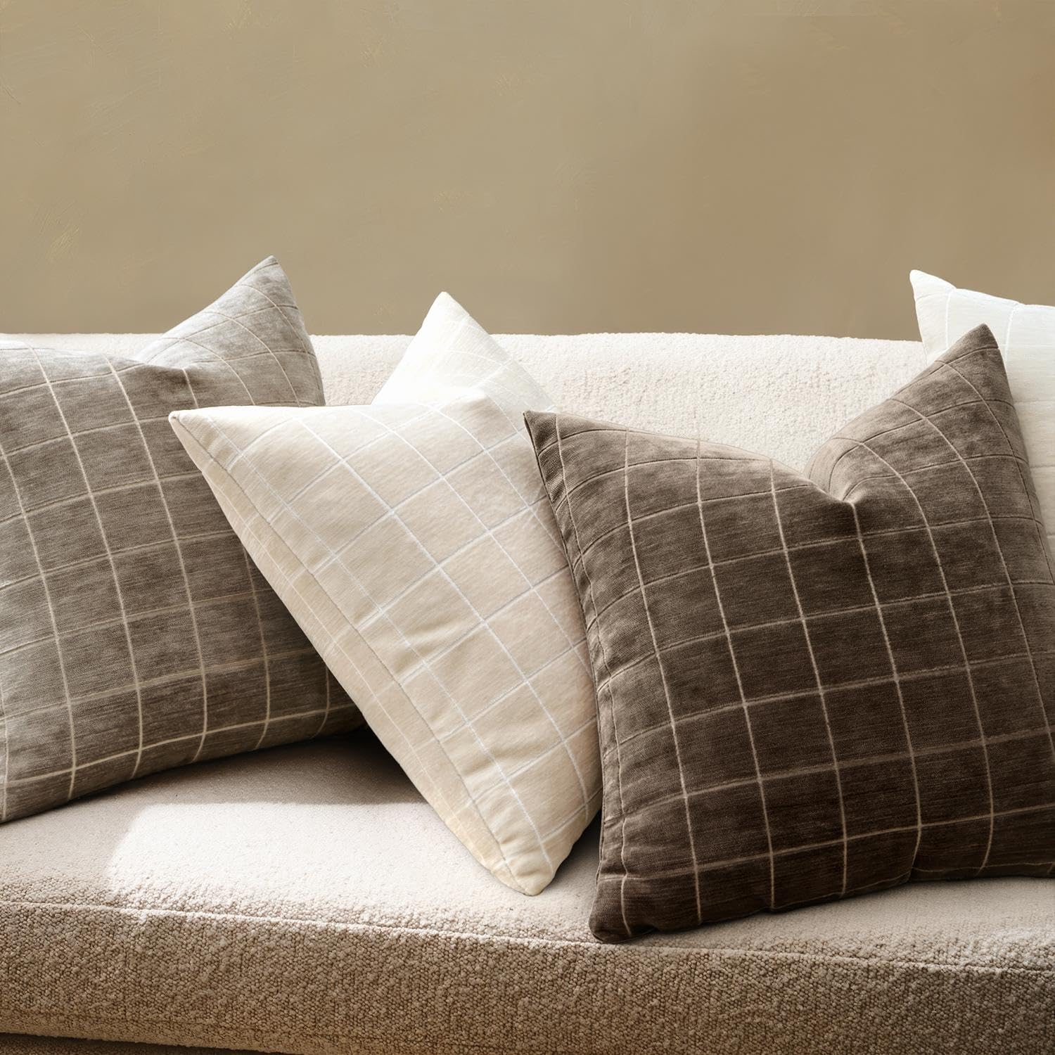 Cierre oculto en funda MIULEE de chenille con cremallera para fácil manejo.