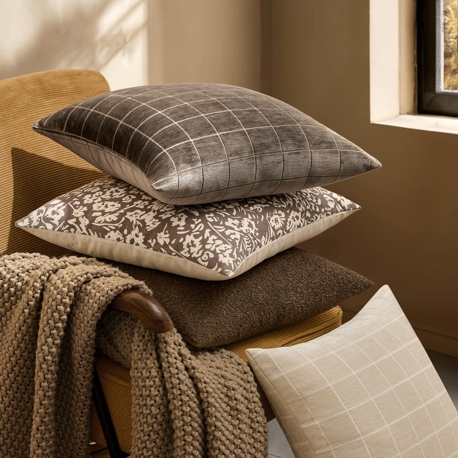 Textura suave de chenille MIULEE que realza la comodidad del hogar.