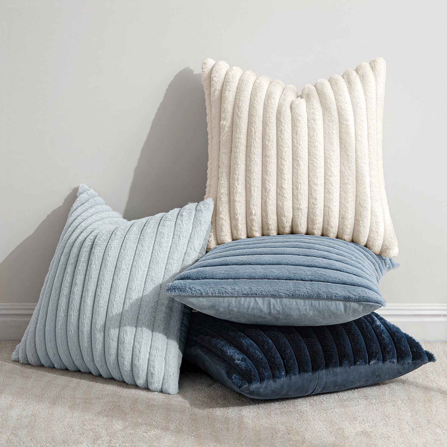 Cojín MIULEE con patrón de rayas boho en el frente, estilo moderno.