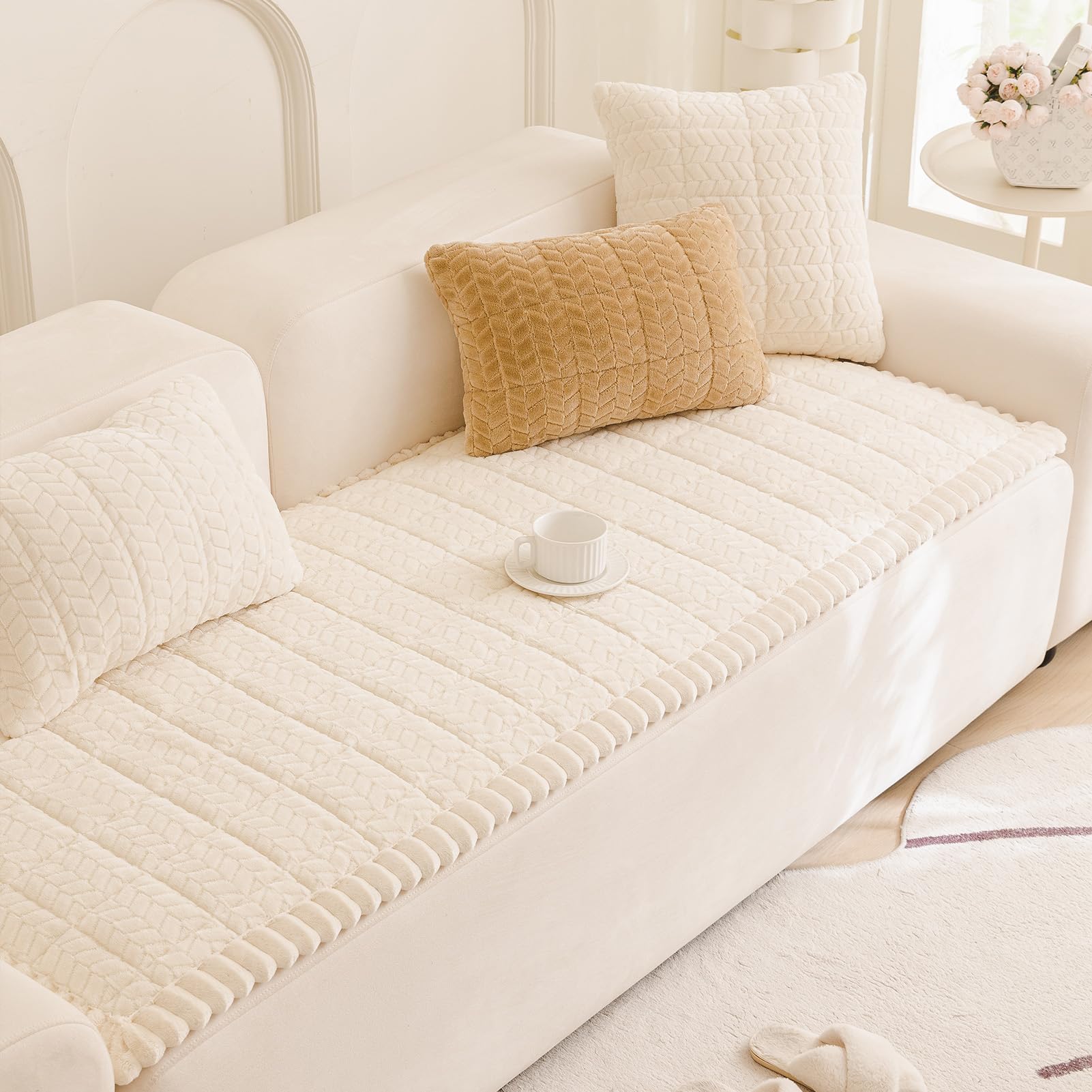 Mivnue cubre-sofa mascotas crema, vista frontal, protege el sofá y combina con la decoración.