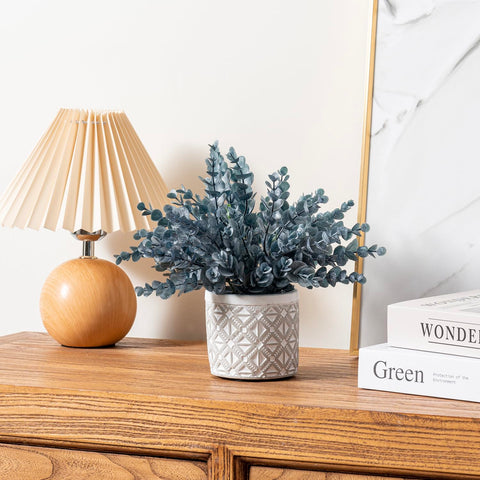 MyGift eucalipto artificial en maceta de concreto, destaca en estanterías y escritorios.