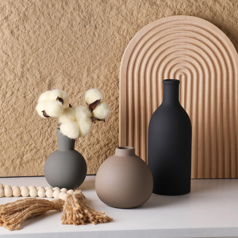 Decoración OOIT en sala de estar con jarrones multicolor.