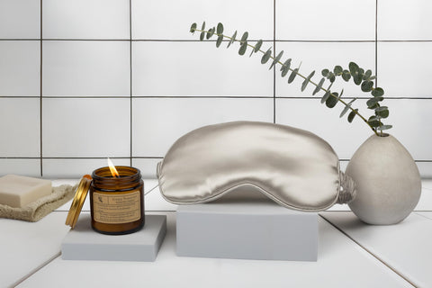 Opulent vela aromática, crea ambiente relajante para ritual de bienestar en casa.