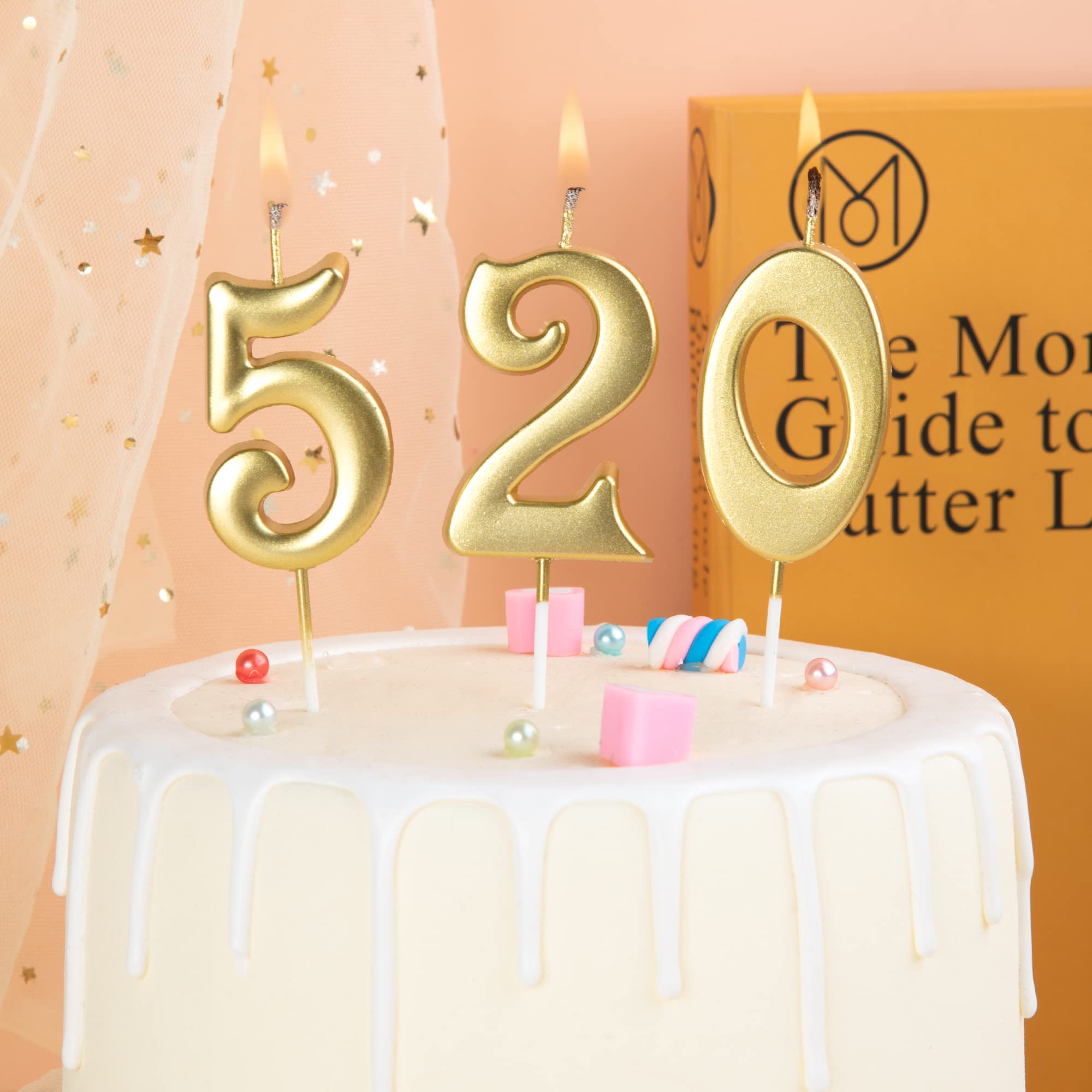 Detalle brillante de las velas numéricas doradas de PHD CAKE