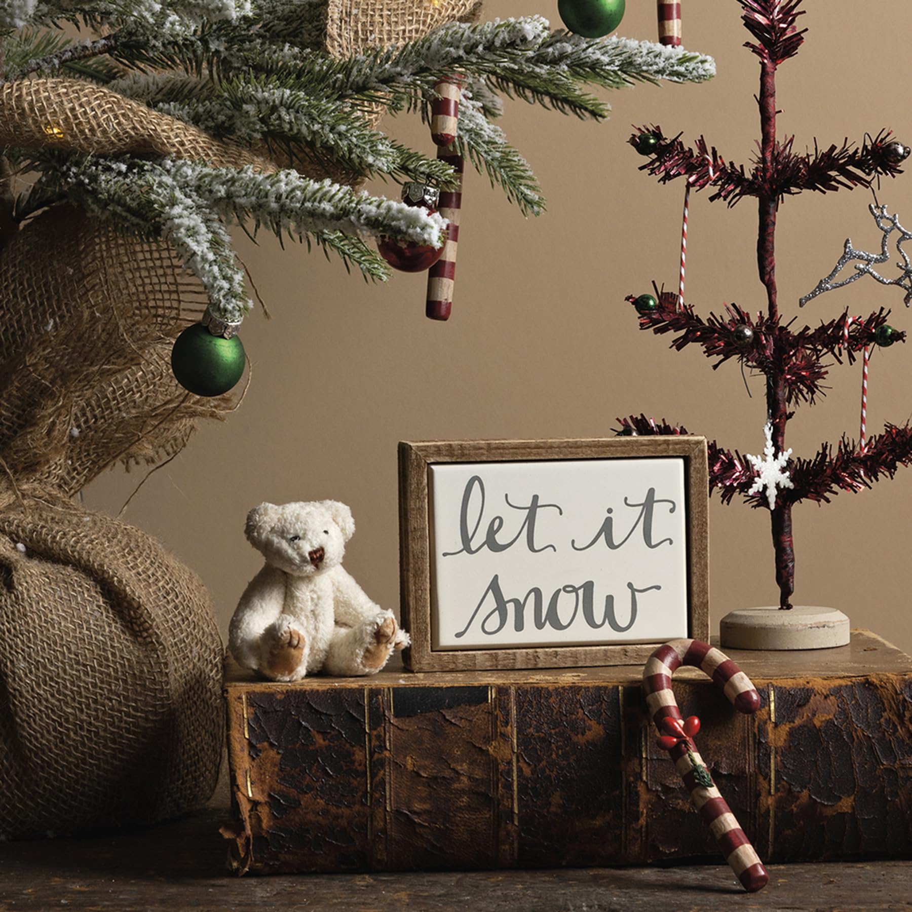 Cartel mini Let It Snow con letras manuscritas, acabado rústico para repisas.