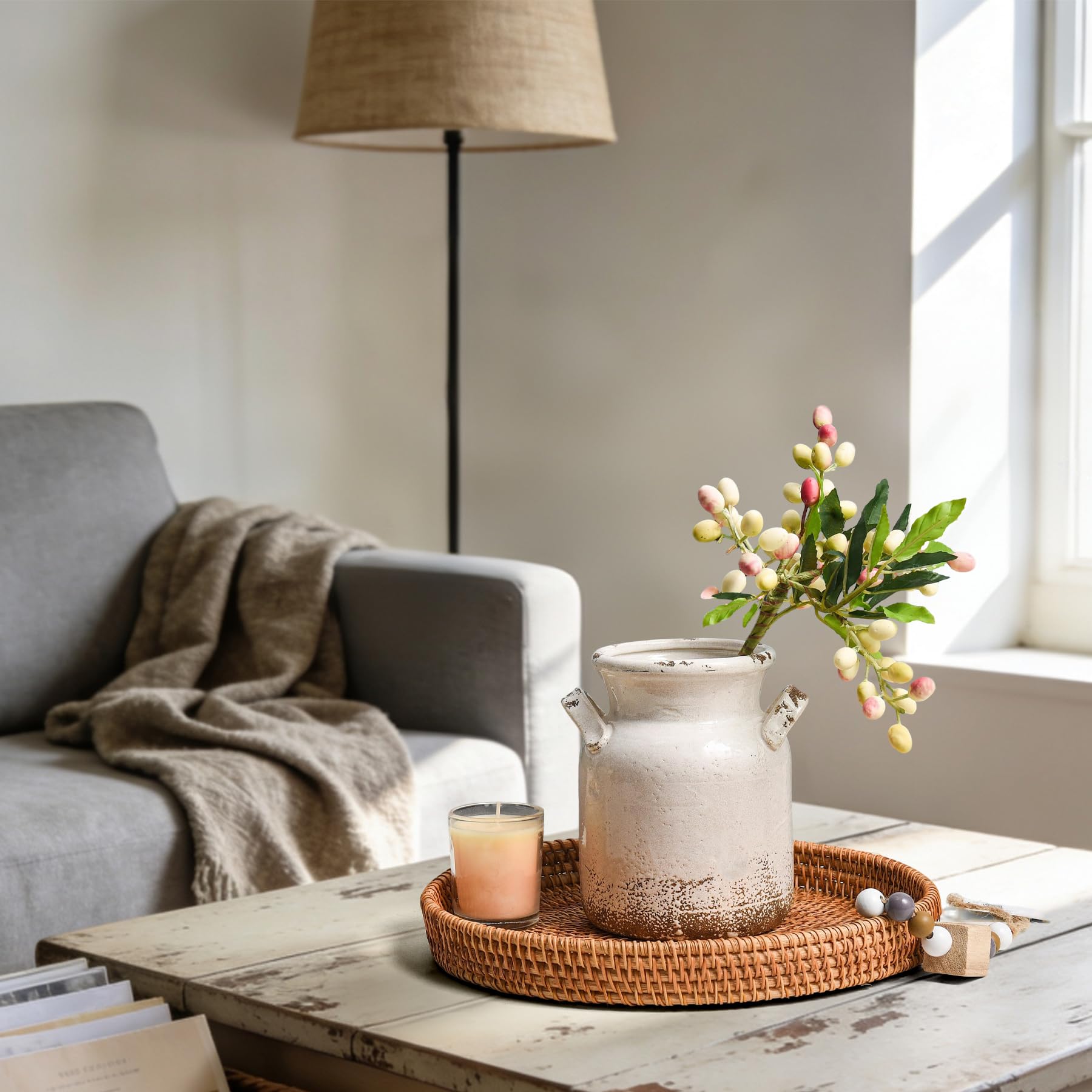 Vaso Quoowiit en sala de estar, complemento decorativo campestre.