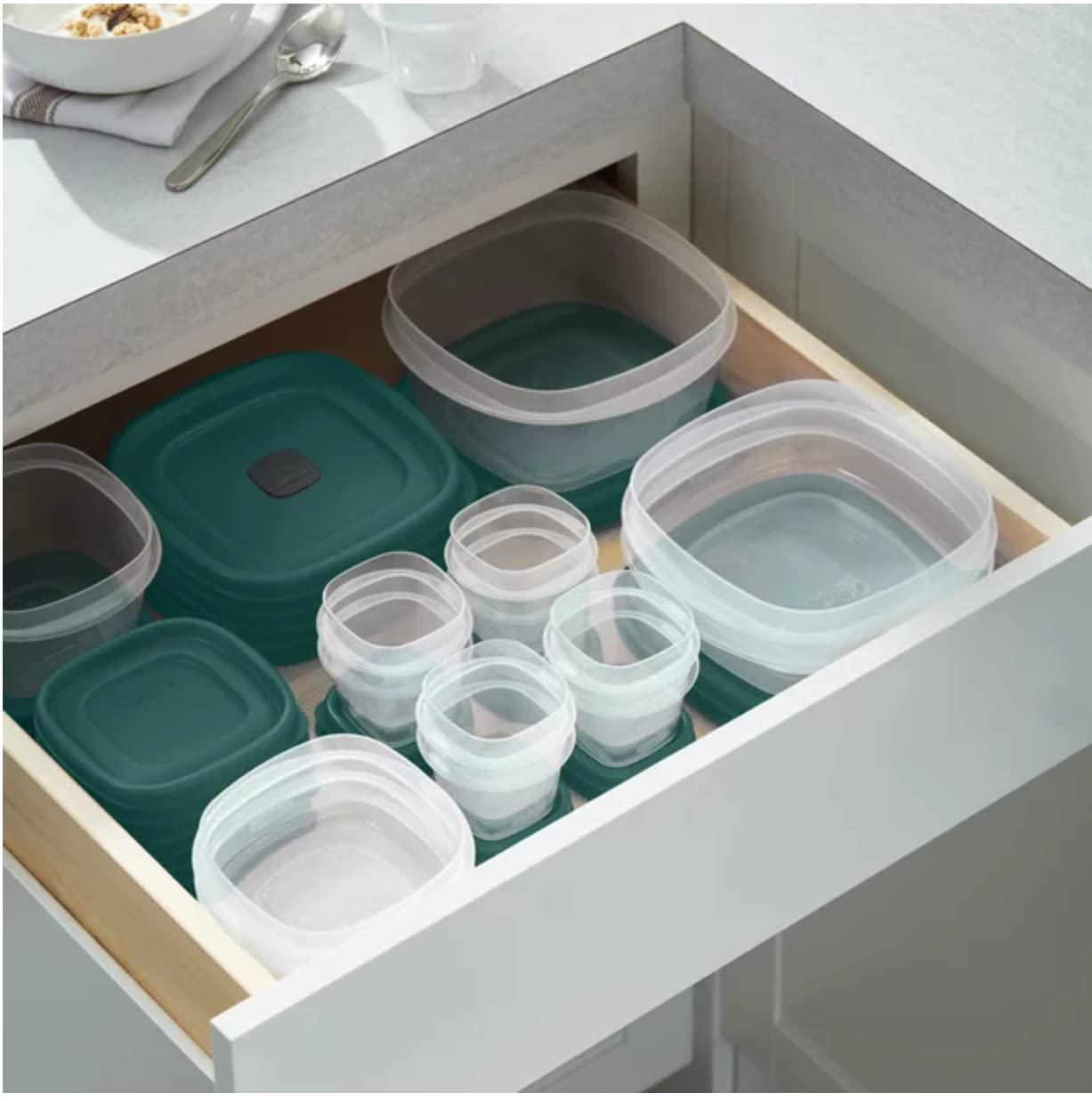 Almacenamiento modular Rubbermaid apilable para ordenar despensa y nevera.