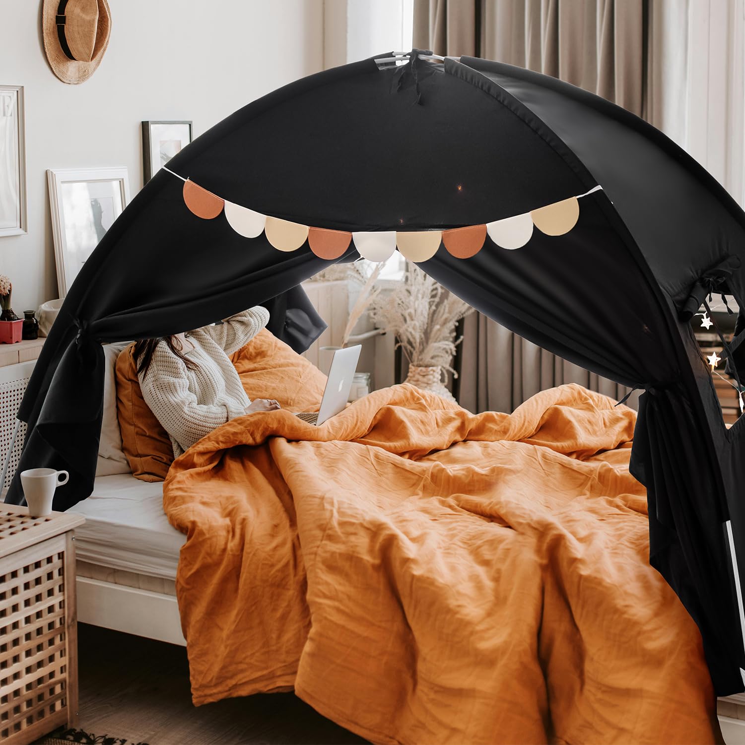 Sherilyn cama-toldo uso interior en habitación compartida.