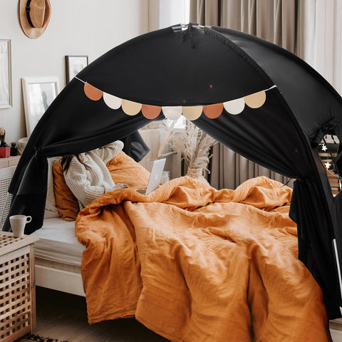 Sherilyn cama-toldo uso interior en habitación compartida.