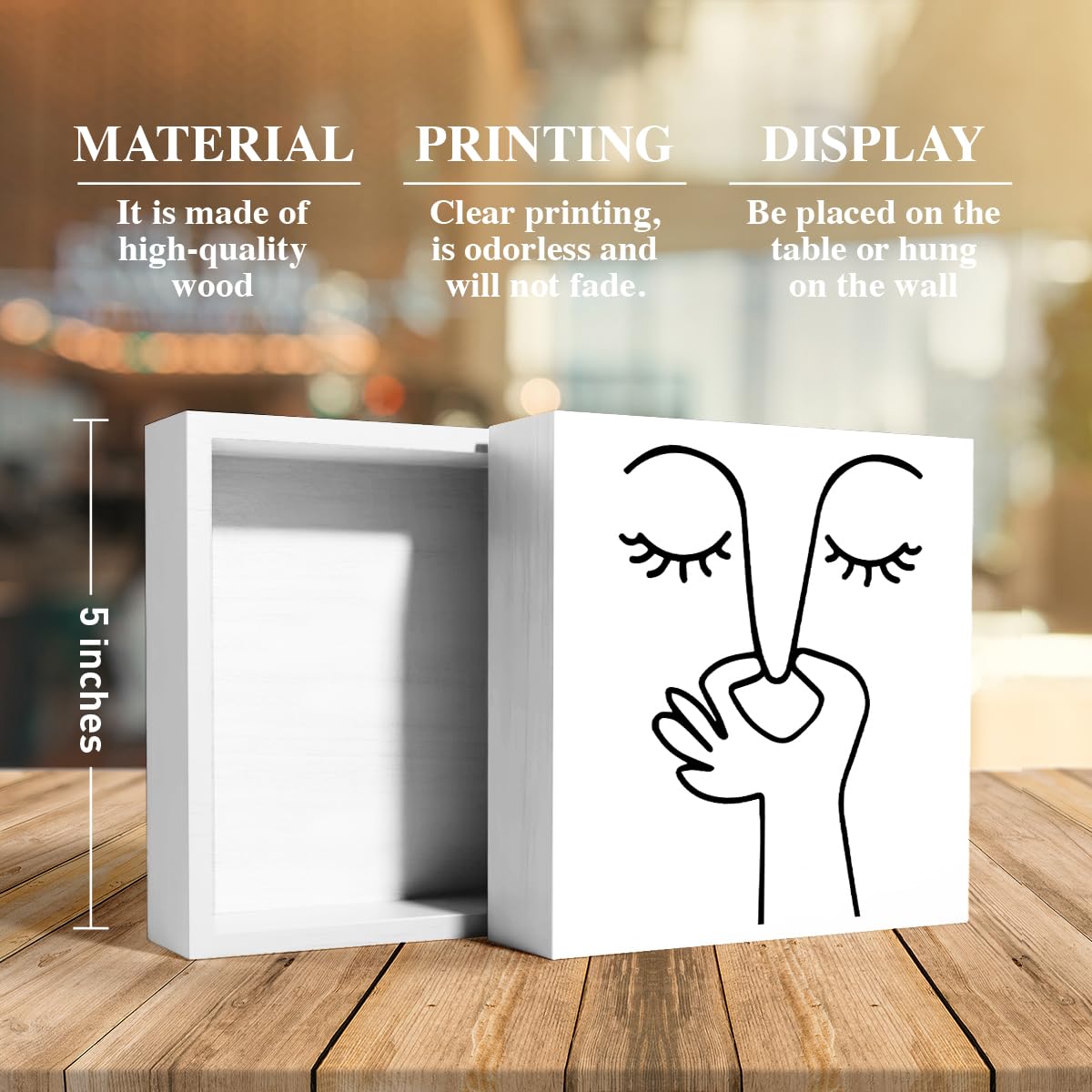 Caja de madera Thoqii en sala decorativa añade calidez y estilo práctico.