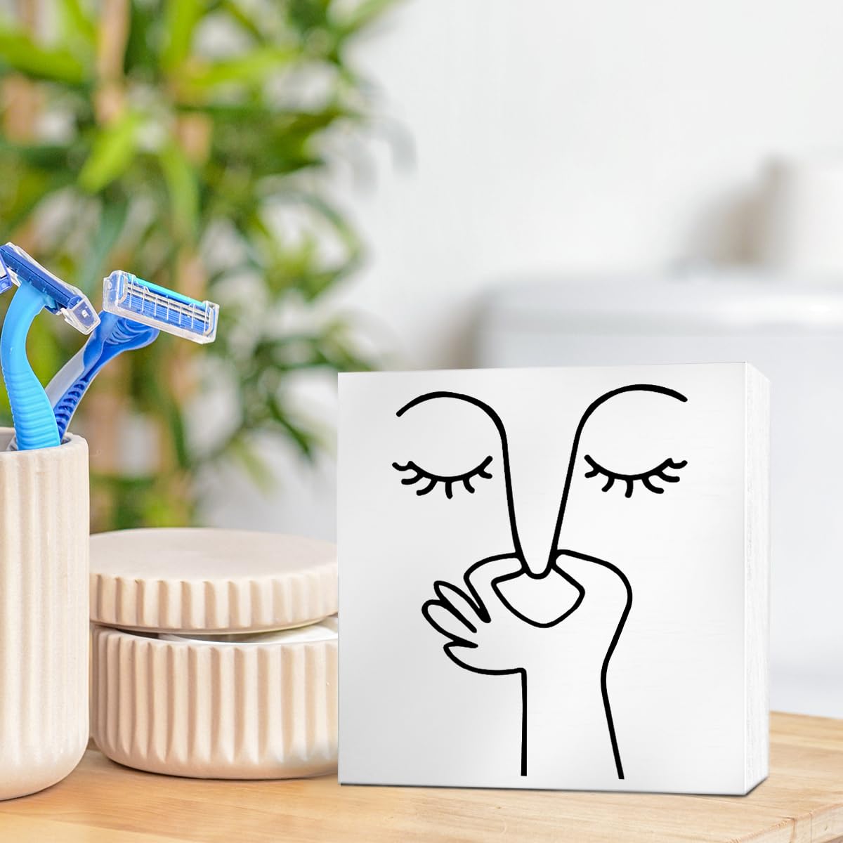 Caja Thoqii de madera en estante de baño con humor ligero.