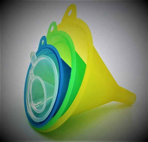 Embudo amarillo TitanOwl de 9,8 cm facilita verter líquidos sin goteo.