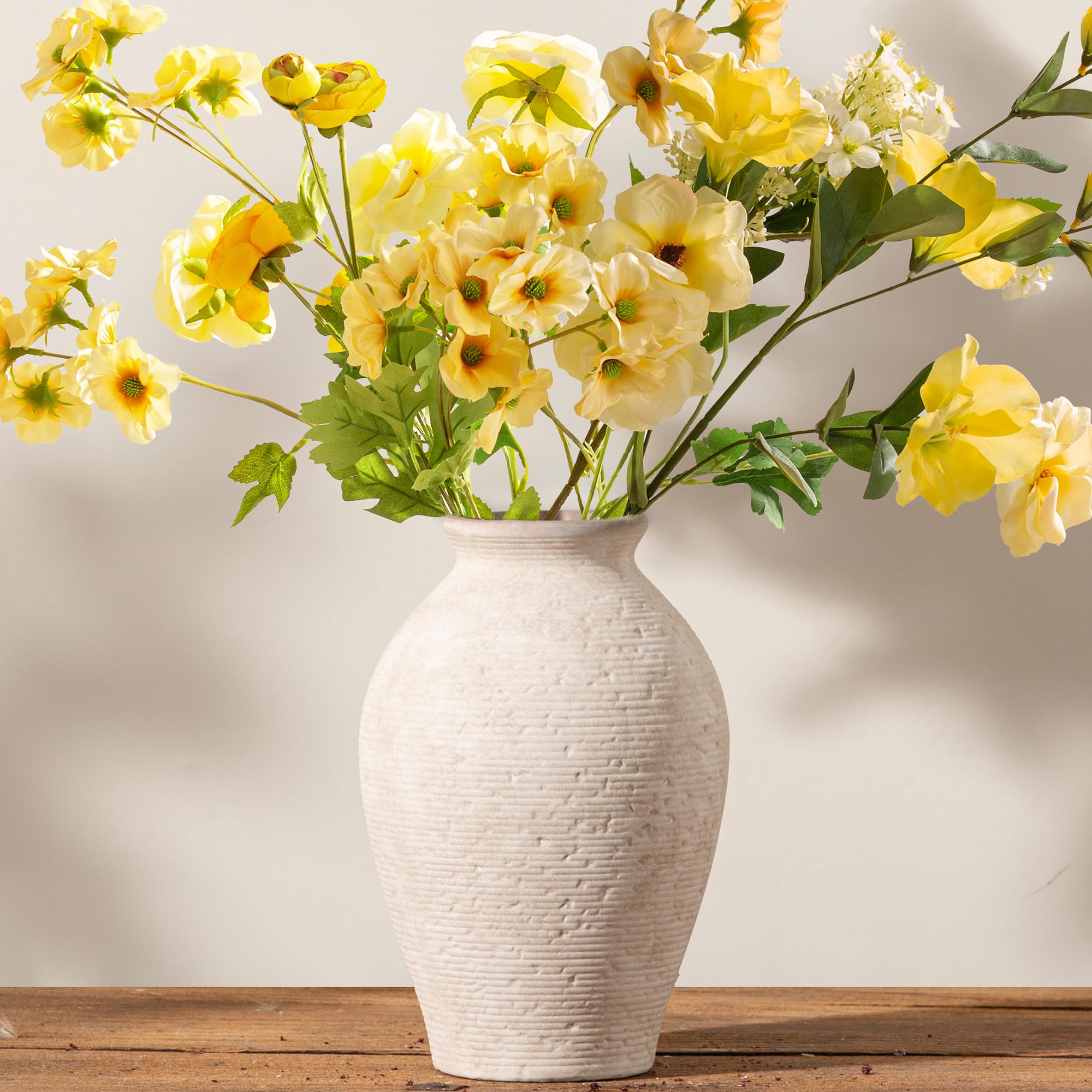 Vanselia vaso cerámico para flores artificiales, ideal para arreglos sin mantenimiento.