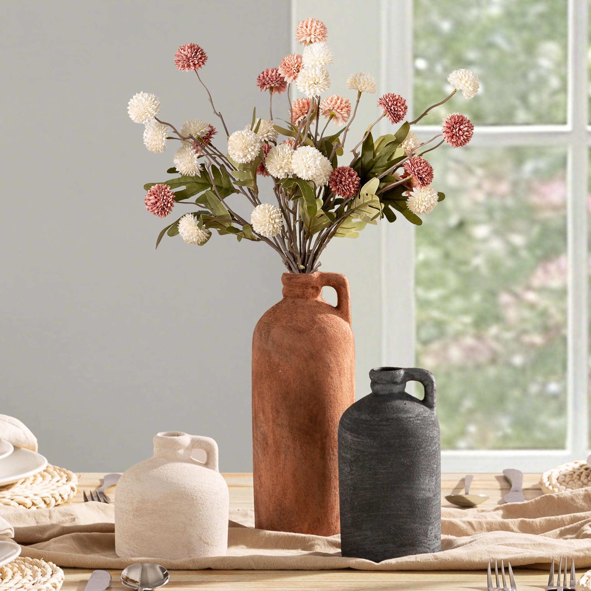 Vanselia vaso cerámico pequeño ideal para arreglos compactos en escritorio.