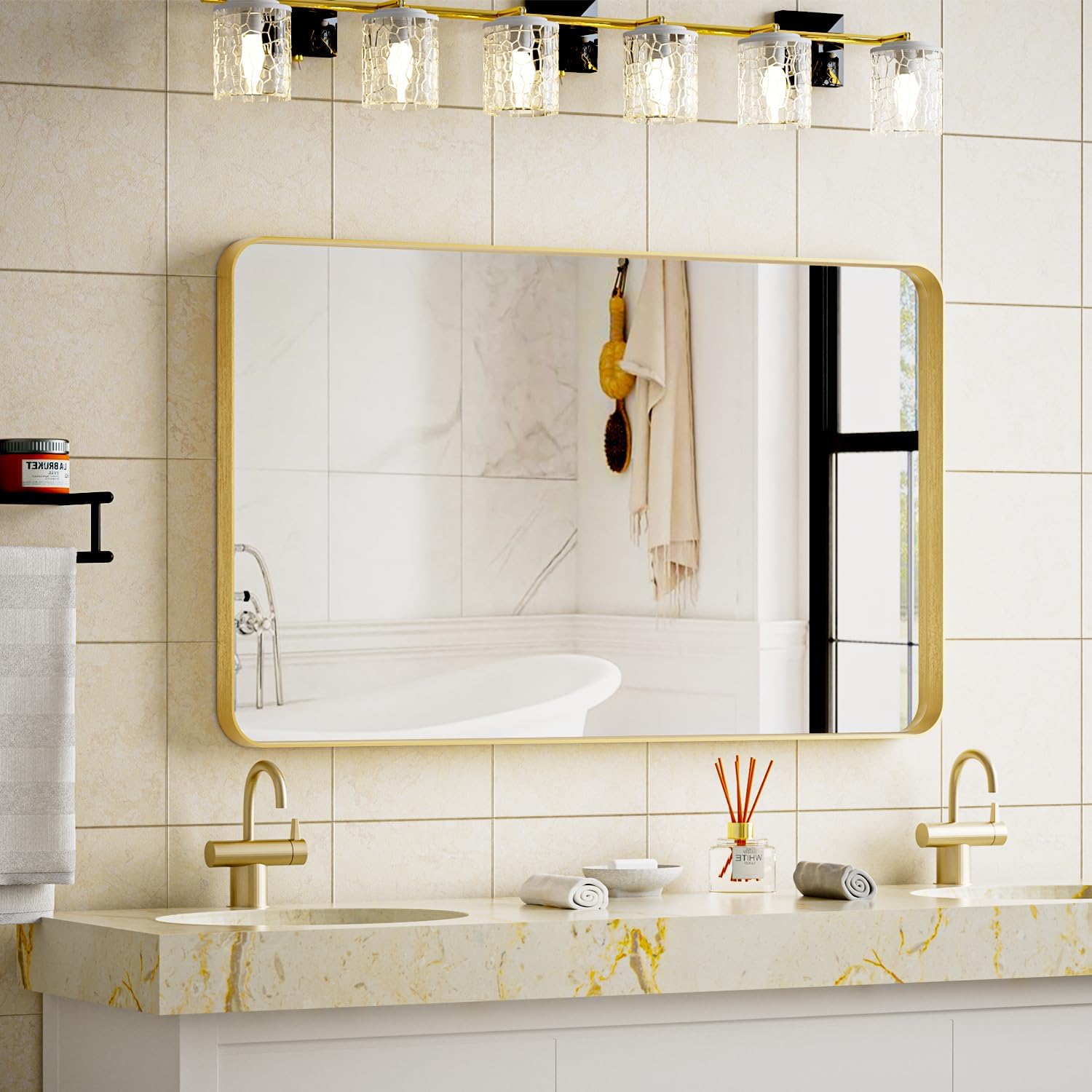 Espejo VooBang dorado, marco profundo complementa la decoración de entrada y sala.