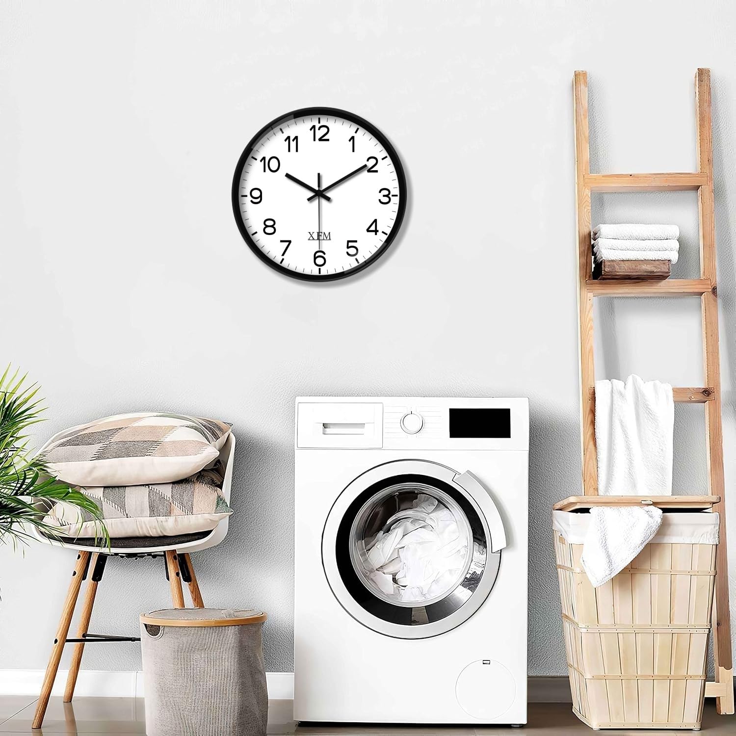 Reloj XFM con marco de plástico duradero para uso diario.