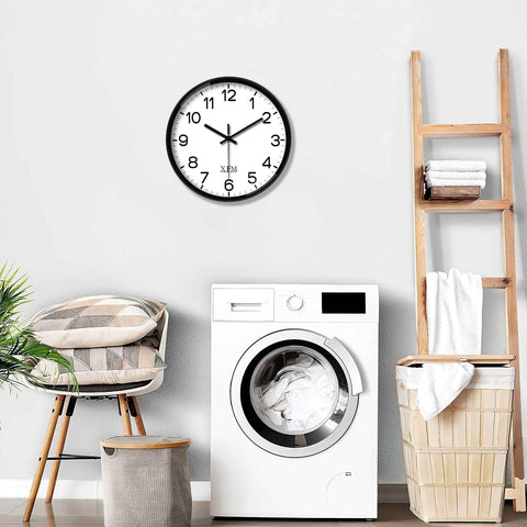 Reloj XFM con marco de plástico duradero para uso diario.